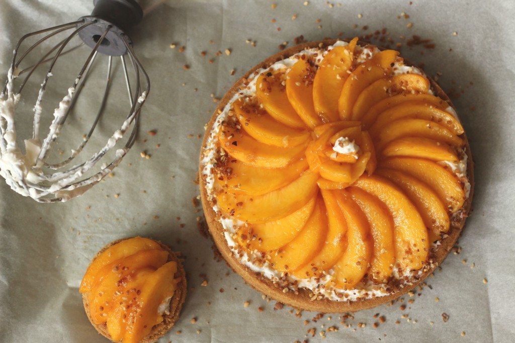Tarte sablée breton, mascarpone fouetté, nectarines jaunes