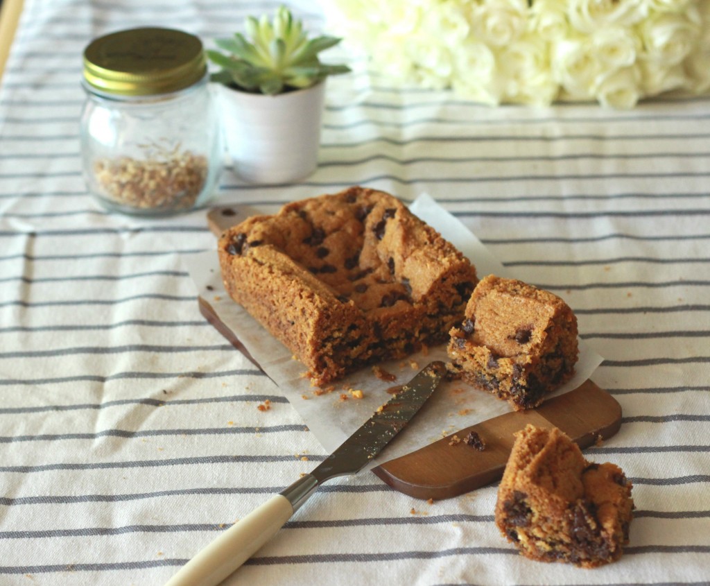 Cookie Cake (dark chocolate chips and praline) 28